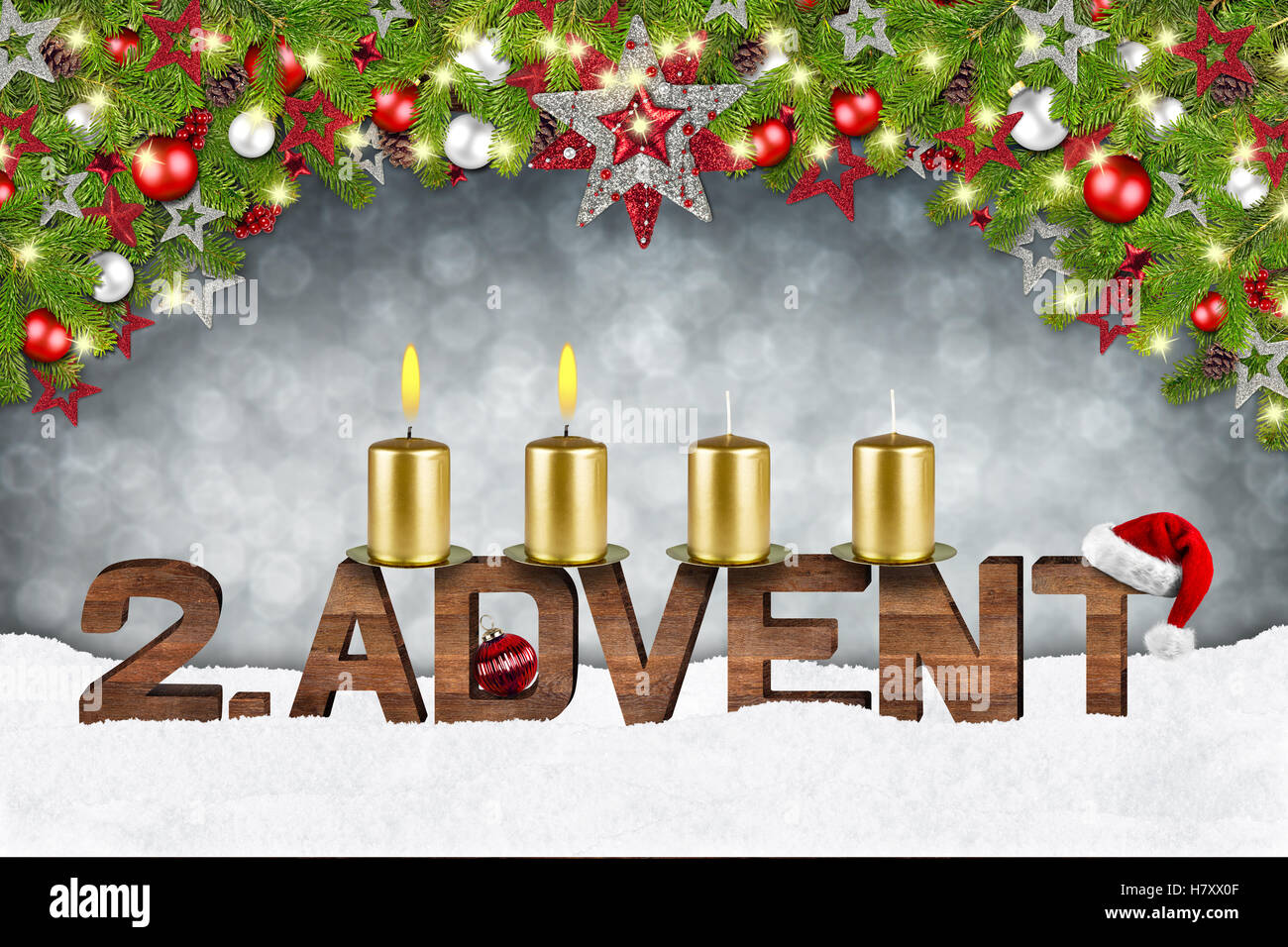 2. Sonntag im Advent Konzept Weihnachten Hintergrund mit Kerzen Kugel Kugel Sterne und Rot Silber verziert Tannenzweigen Stockfoto