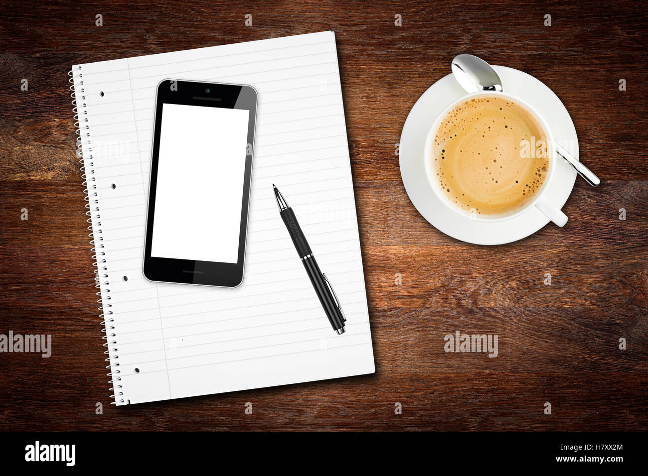 hölzerne Tischplatte Desktopansicht Pause Konzept mit Notizblock Smartphone-Stift und Kaffee Tasse Stockfoto