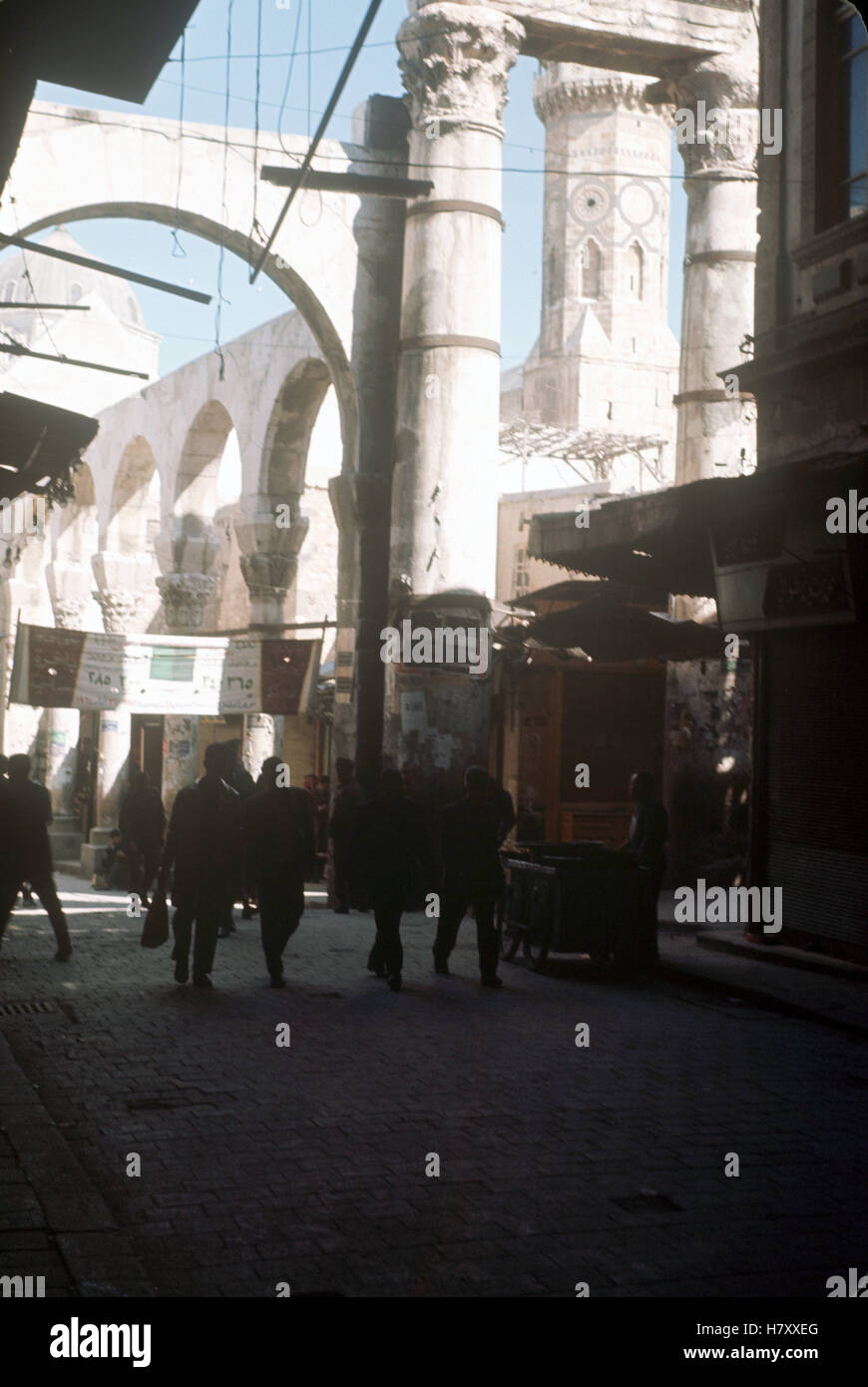 Blick vom Eingang des Souq Al-Hamidiyah zu den Ruinen von Jupitertemple in der syrischen Stadt Damaskus, Syrien März 1963. | Stockfoto