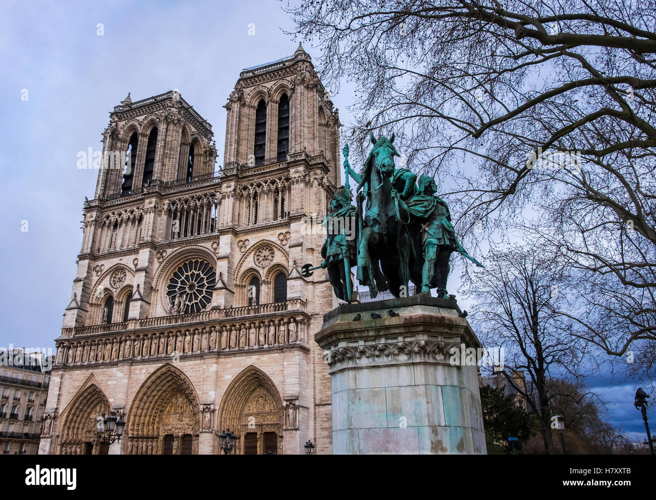 Statue von Karl dem großen vor der Notre Dame-Kathedrale; Paris, Frankreich Stockfoto