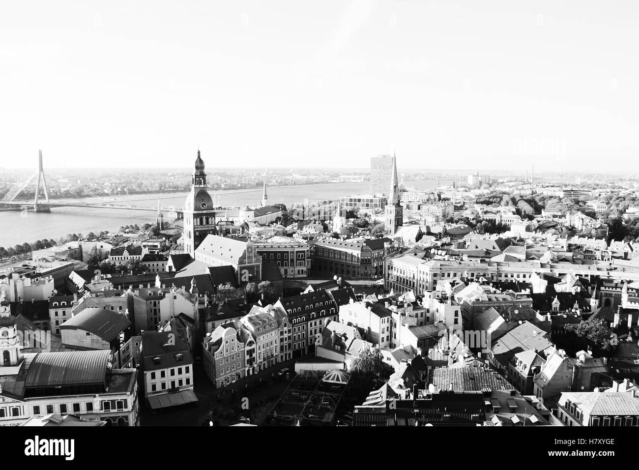 Riga, Lettland - Himmelsblick auf die Altstadt von St. Peter-Kirche Stockfoto