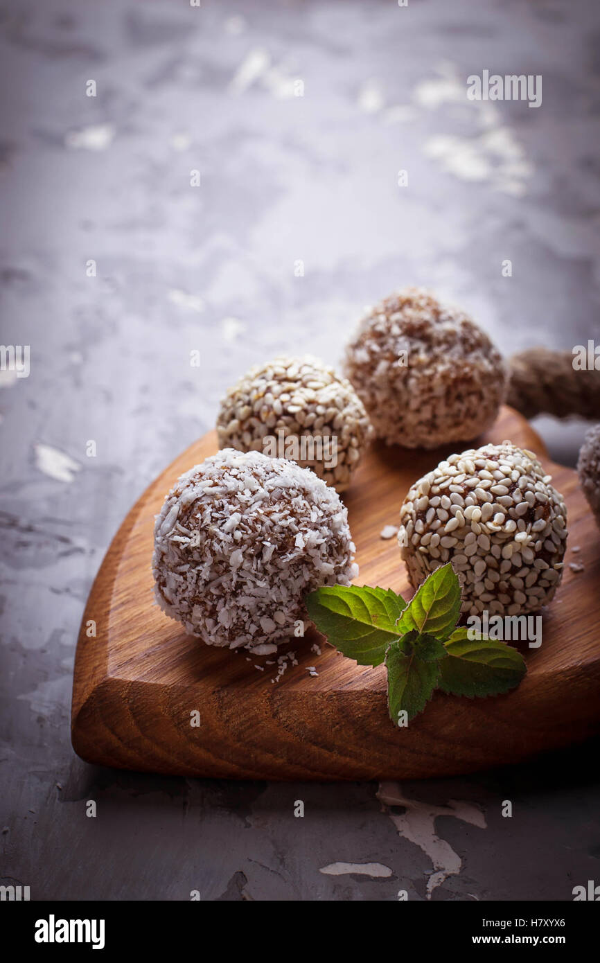 Vegane Süßigkeiten mit getrockneten Früchten und Kokosnuss. Selektiven Fokus Stockfoto