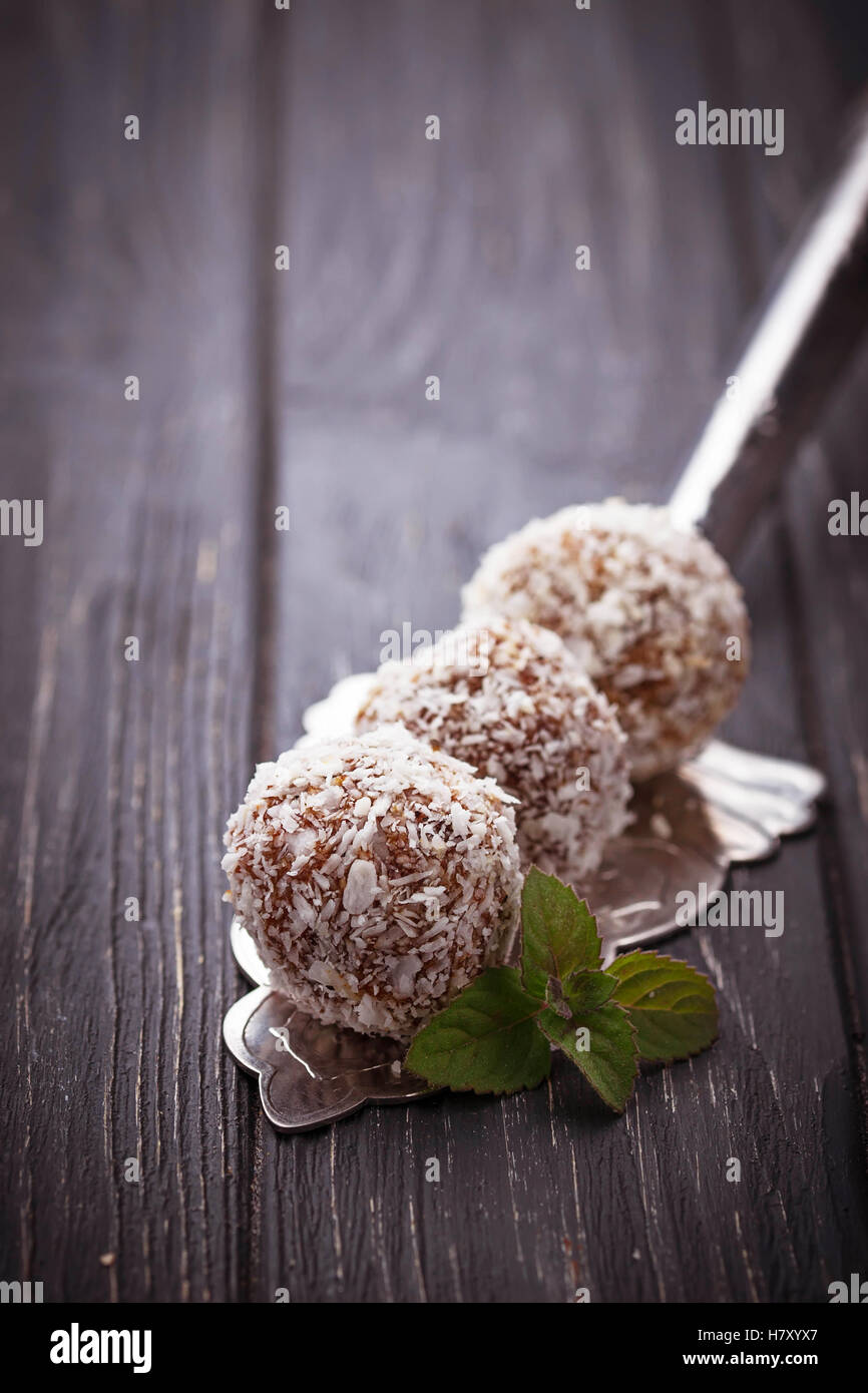 Vegane Süßigkeiten mit getrockneten Früchten und Kokosnuss. Selektiven Fokus Stockfoto