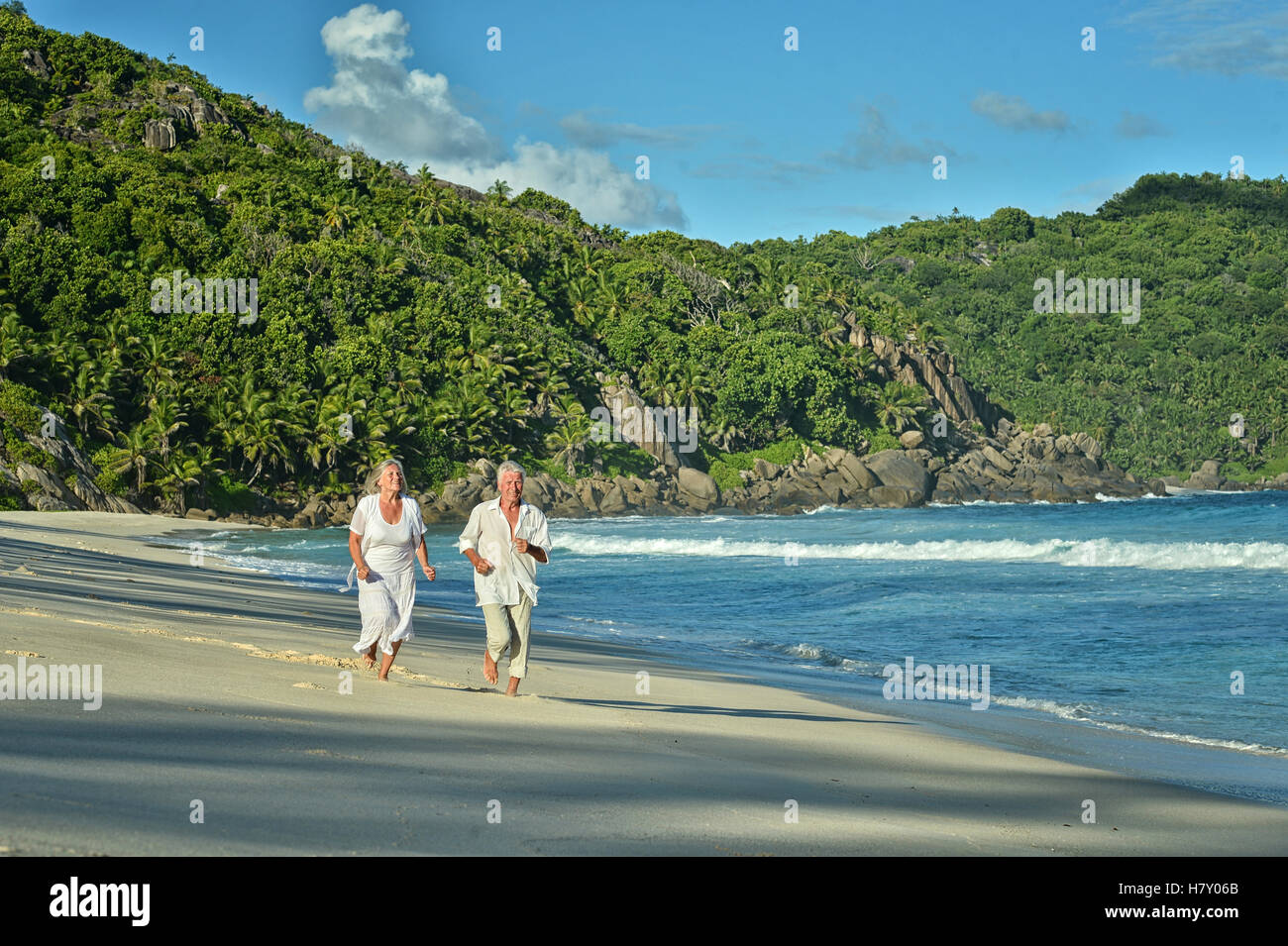 älteres Ehepaar auf Strand Stockfoto