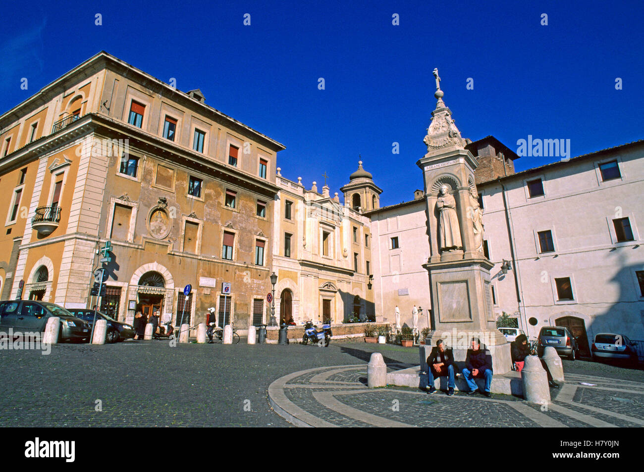 Piazza di San Bartolomeo all'Isola, Marmordenkmal (1869) auf der rechten Seite und San Giovanni Calibita Kirche, Tiber Insel (Isola Tiberina), Rom, Latium Stockfoto