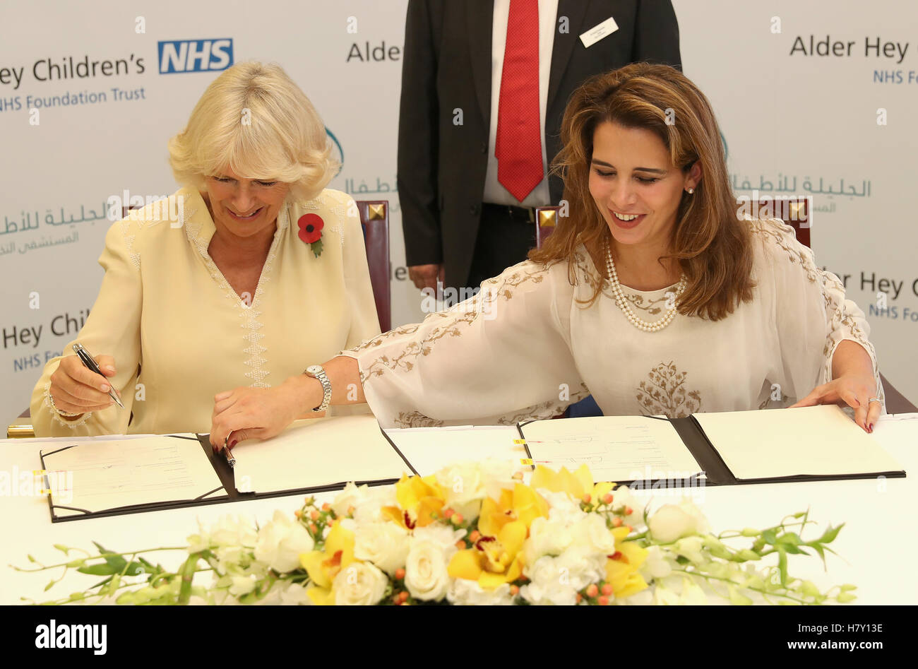 Die Herzogin von Cornwall und Prinzessin Haya Bint Al Hussein als sie bei einem Besuch im Krankenhaus in Dubai ein Handelsabkommen zwischen Alder Hey und Al Jalila Kinder-Spezialklinik zu unterzeichnen. Stockfoto