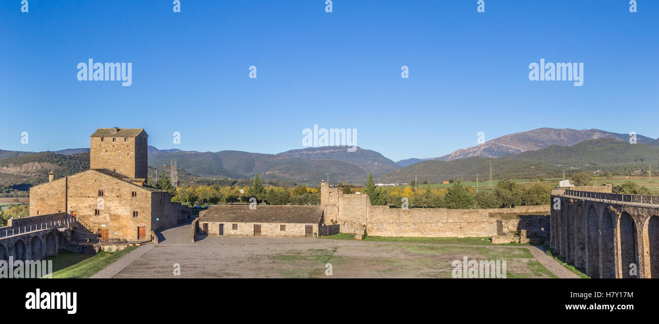 Panorama auf den Hof der mittelalterlichen Burg in Ainsa, Spanien Stockfoto