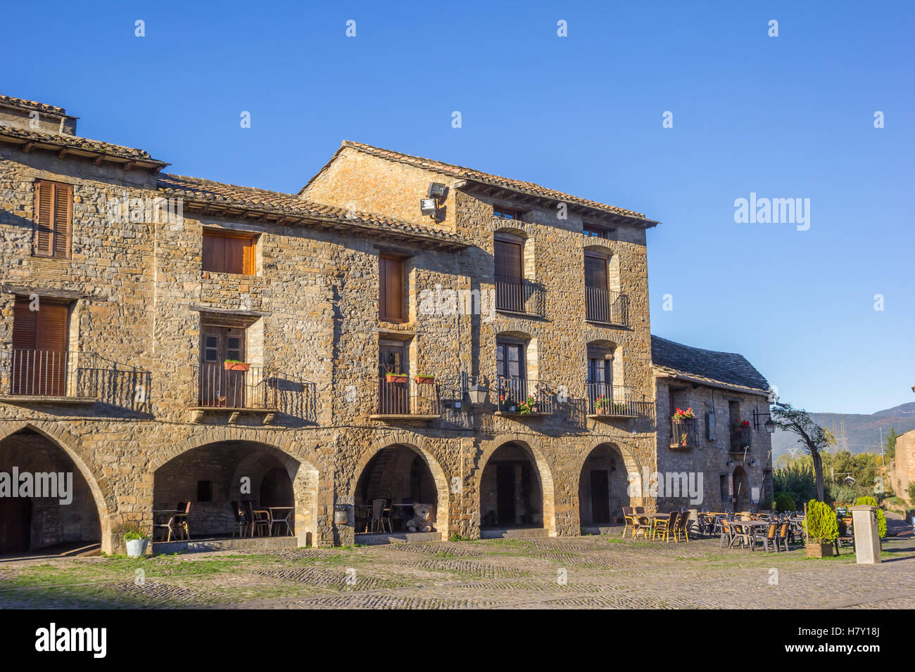 Häuser auf dem zentralen Platz in Ainsa, Spanien Stockfoto