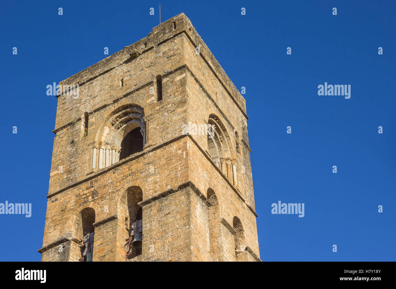 Turm der historischen Kirche von Ainsa, Spanien Stockfoto