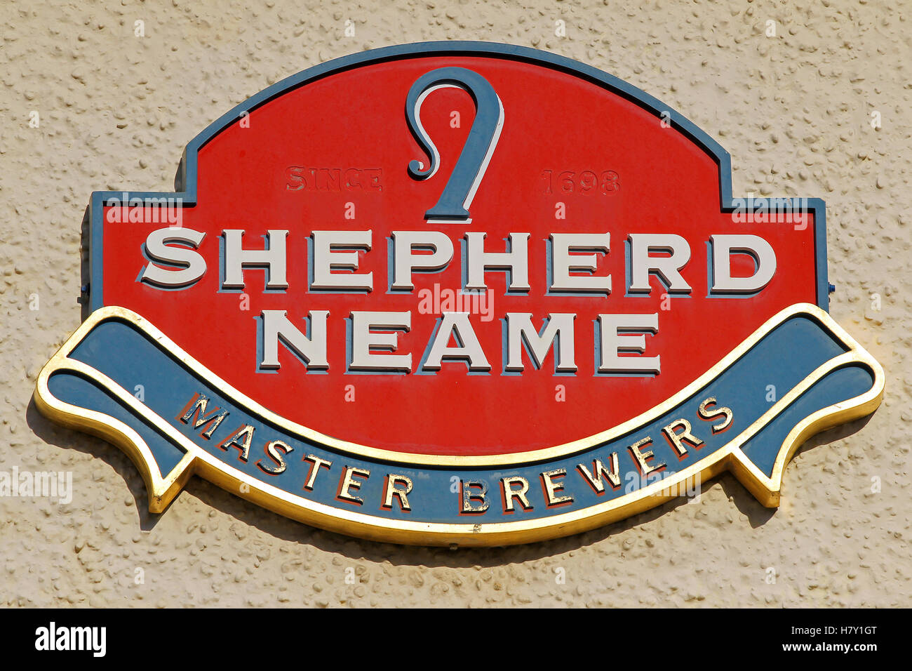 Eine Gedenktafel mit dem Shepherd Neame Brauerei-logo Stockfoto