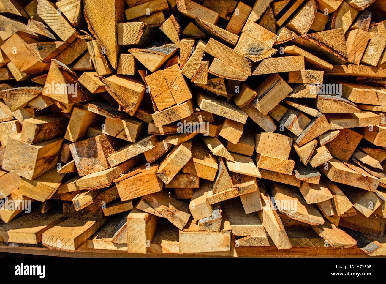 Holzschnitt auf dem Betriebshof des Protokolls und zum Verkauf bereit. Stockfoto