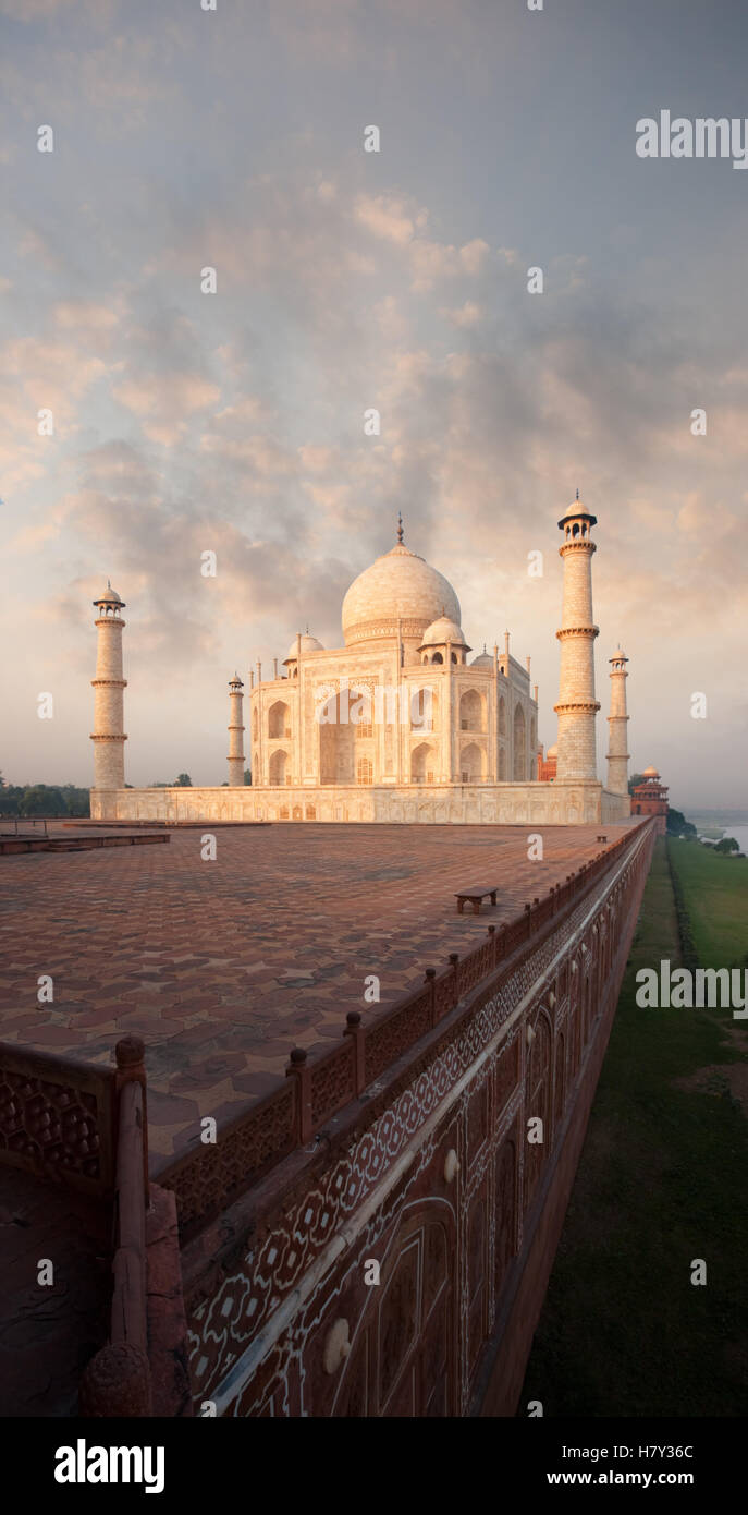 Rotem Sandstein-Basis von der Rückseite des Taj Mahal erhebt sich aus dem Ufer des Flusses Yamuna bei Sonnenaufgang in Agra, Indien. Feurige rote Himmel c Stockfoto