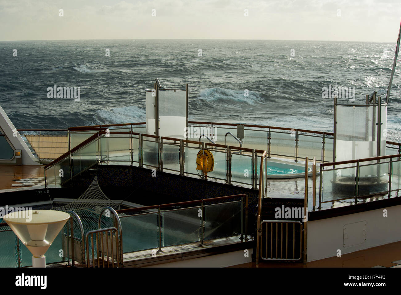 Ocean Liner Queen Mary 2 über den Atlantik, Seegang aus dem Heck mit Blick auf die pools Stockfoto