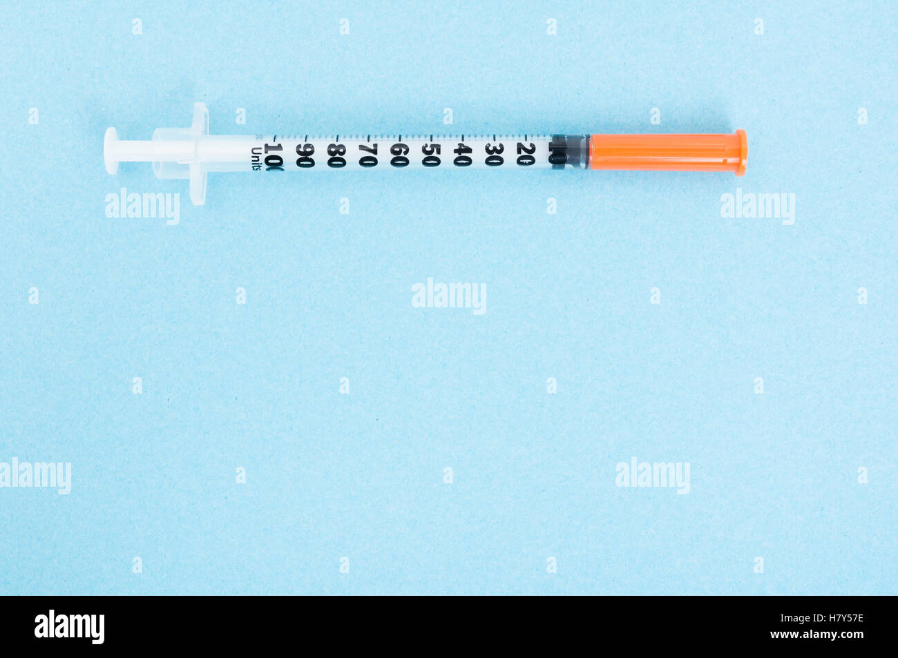 Plastik Spritze für die Injektion in Nahaufnahme isoliert auf blau mit Werbe-Bereich Stockfoto