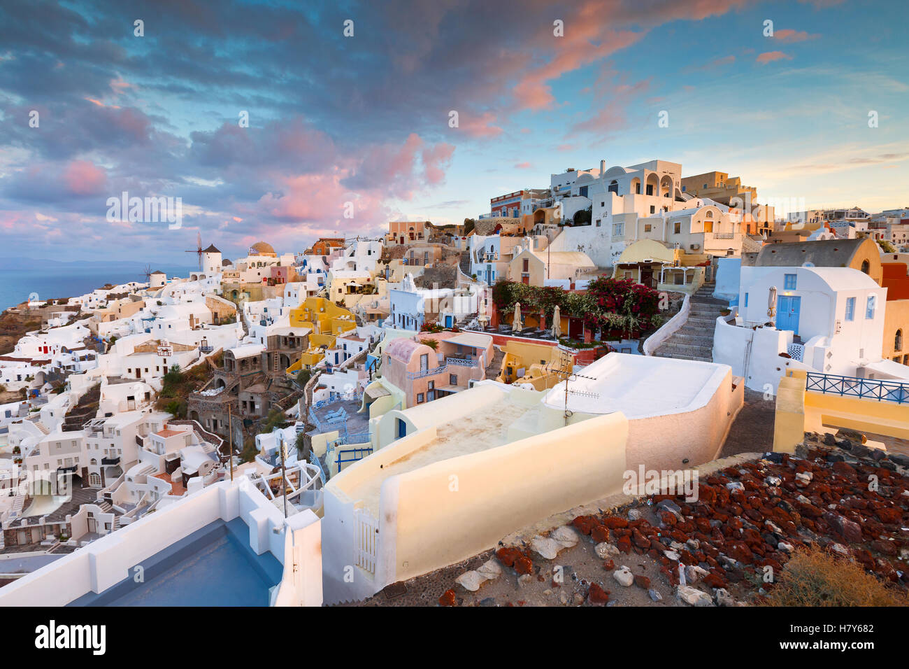 Blick auf Dorf Oia auf Santorin in Griechenland. Stockfoto
