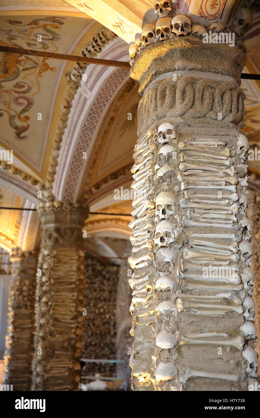 EVORA, PORTUGAL: Menschliche Schädel auf den inneren Wänden der Kapelle der Knochen Stockfoto