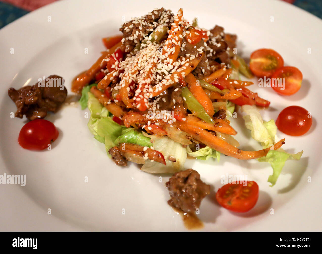 Köstliche vegetarische Salat fotografiert Closeup auf einem weißen Teller Stockfoto