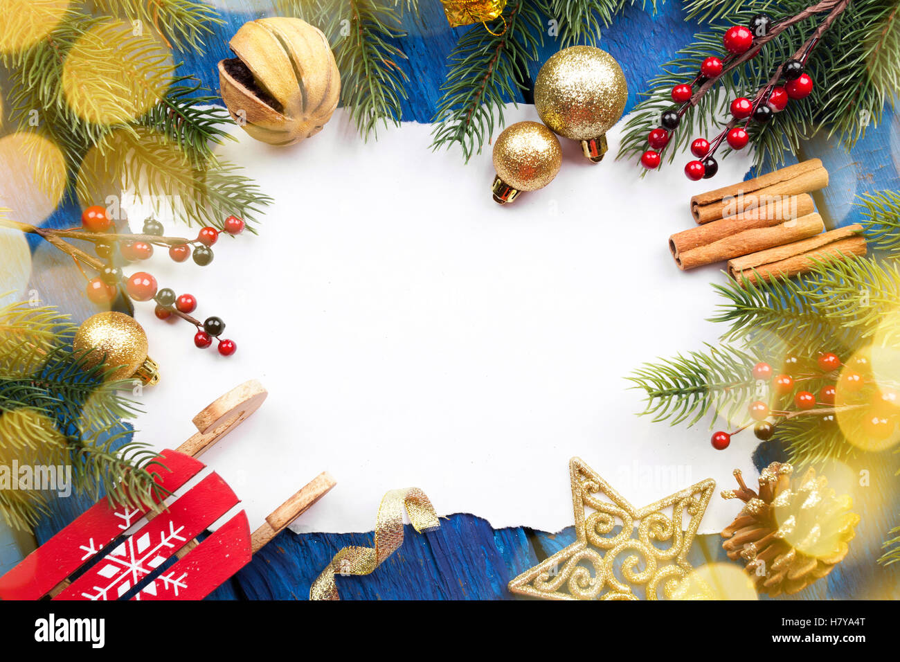 Weihnachten-Grenze mit Dekorationen auf hölzernen rustikalen Hintergrund Stockfoto