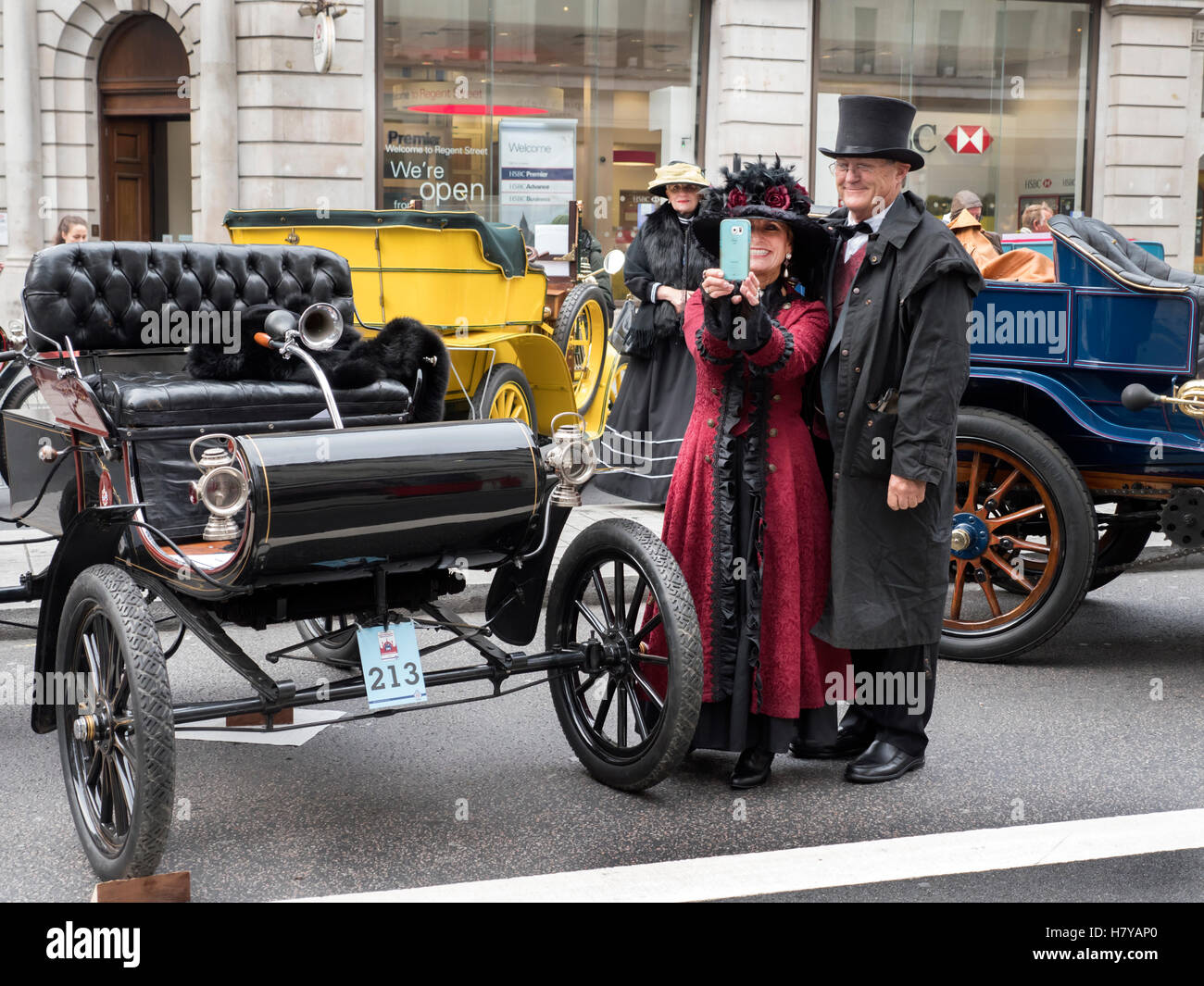 Oldtimer-Crew, die Teilnahme an der Regent Street Motor Show 2016 Stockfoto