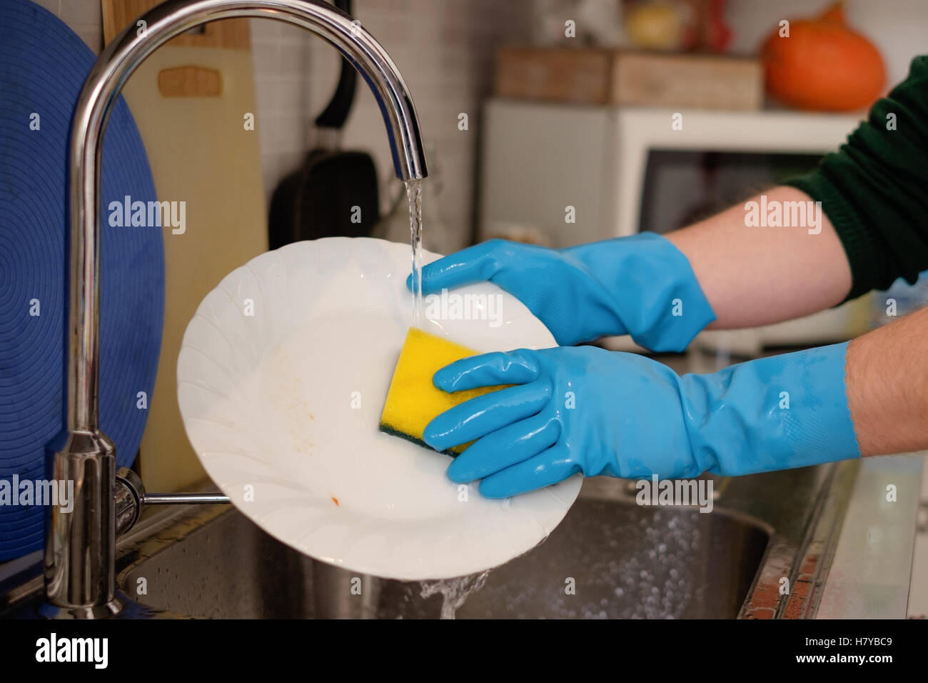Hände, schmutzige Geschirr in die Küche Wasserhahn reinigen Stockfoto