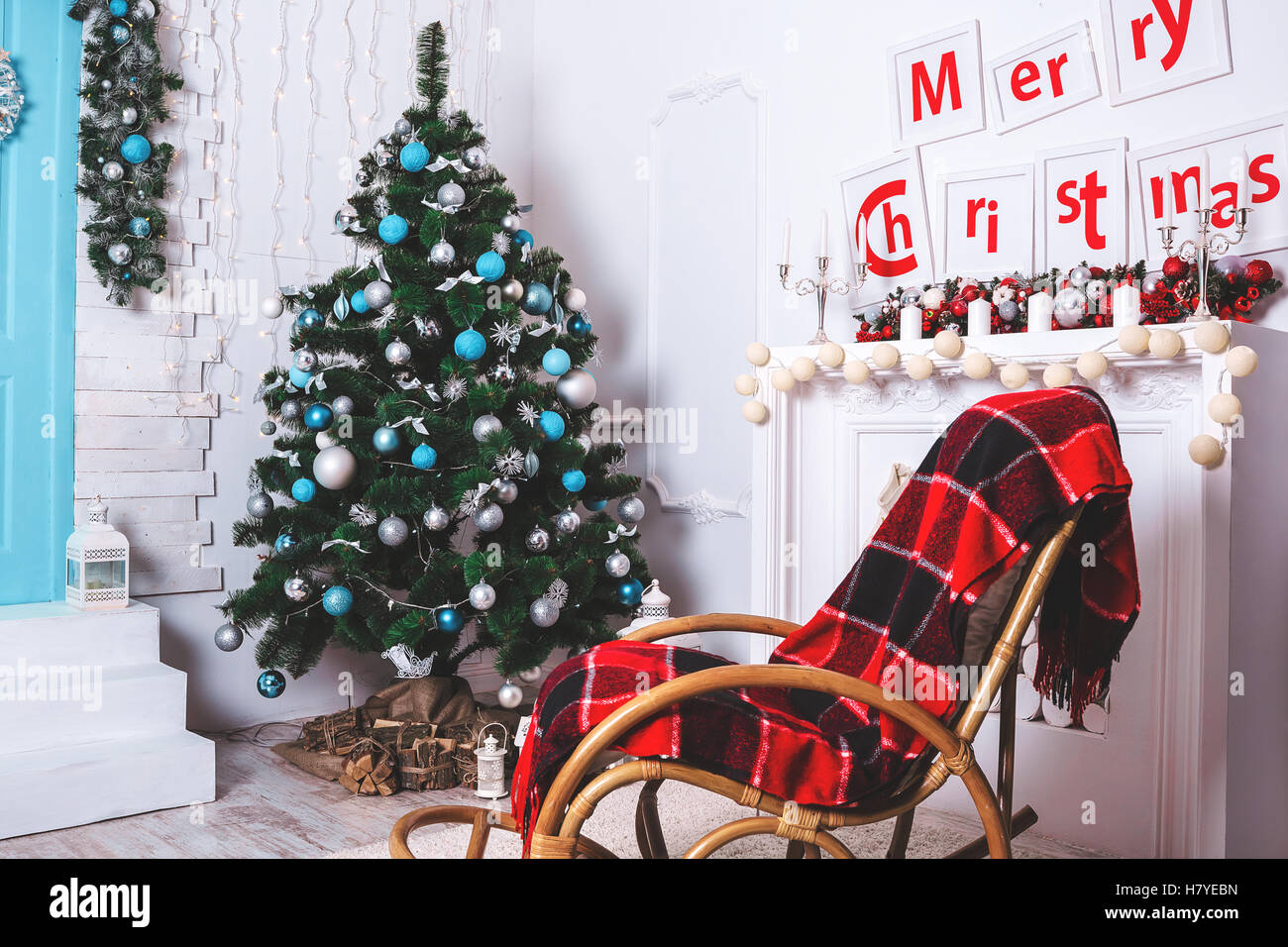 Schöne Weihnachten Wohnzimmer mit geschmückten Weihnachtsbaum, Geschenke und Kamin. die Idee für Postkarten Stockfoto