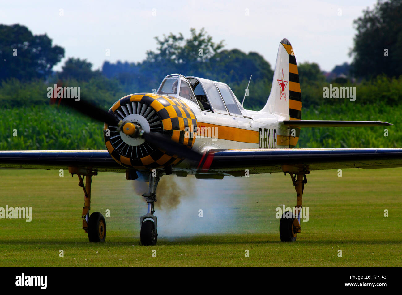 Yakovlev Yak 52 G-BXJB, in East Kirkby Stockfoto