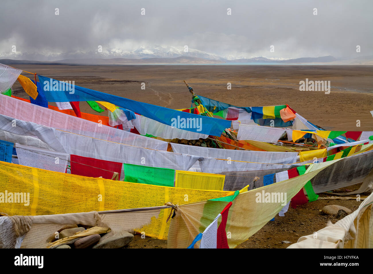 Bunte Gebetsfahnen, Mt. Gurla Mandhata, 7728m, und der heilige Manasarovar See. Tibet, China. Stockfoto