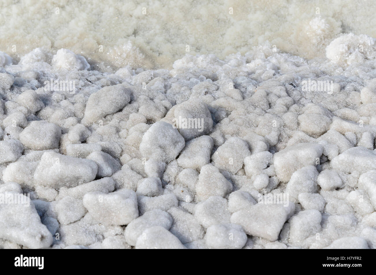 Felsen bedeckt mit Salz auf Küste von Baskunchak See, Russland in Sonnenstrahlen Stockfoto