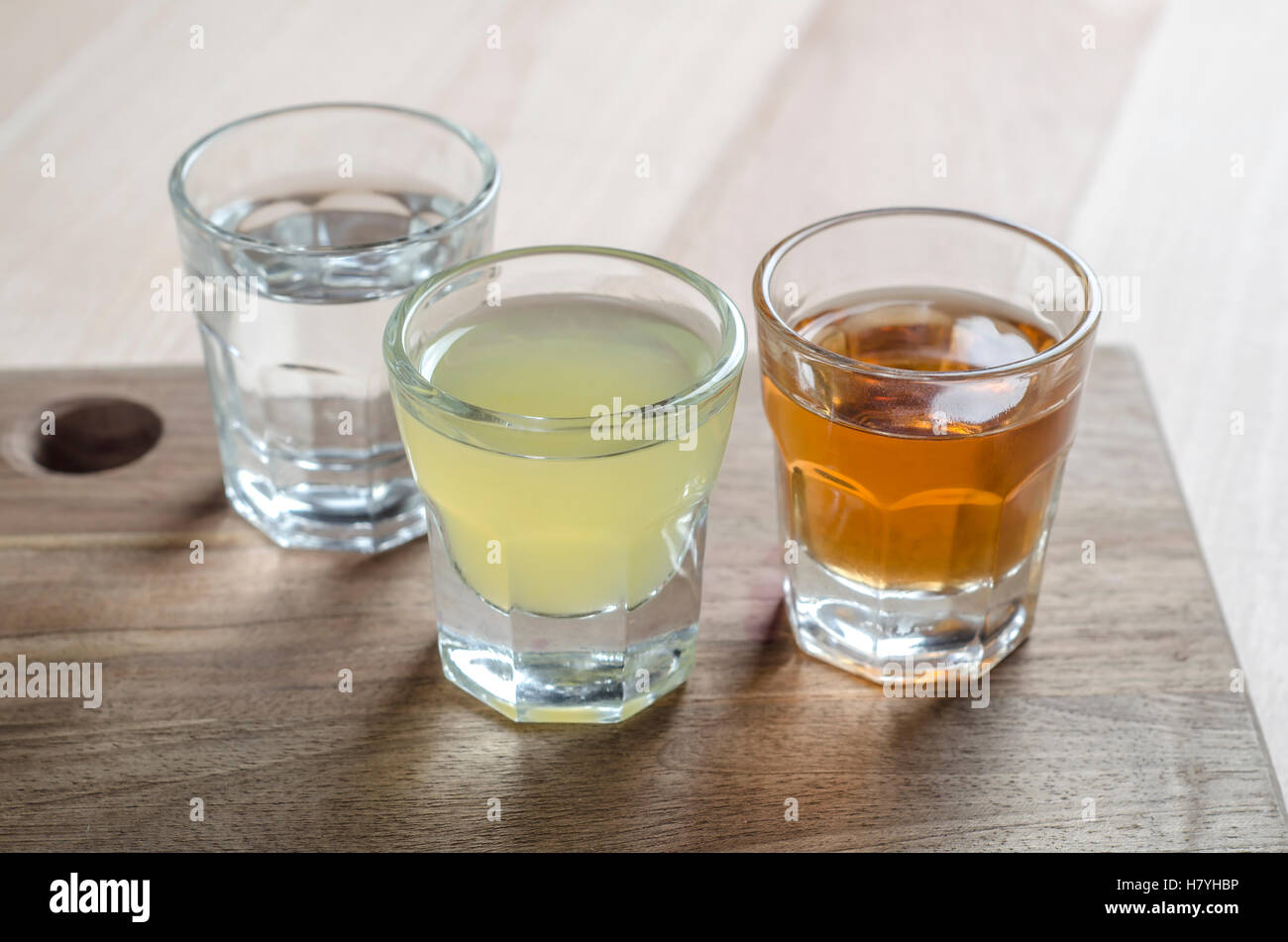 Glas Alkohol auf hölzernen Hintergrund hautnah Stockfoto
