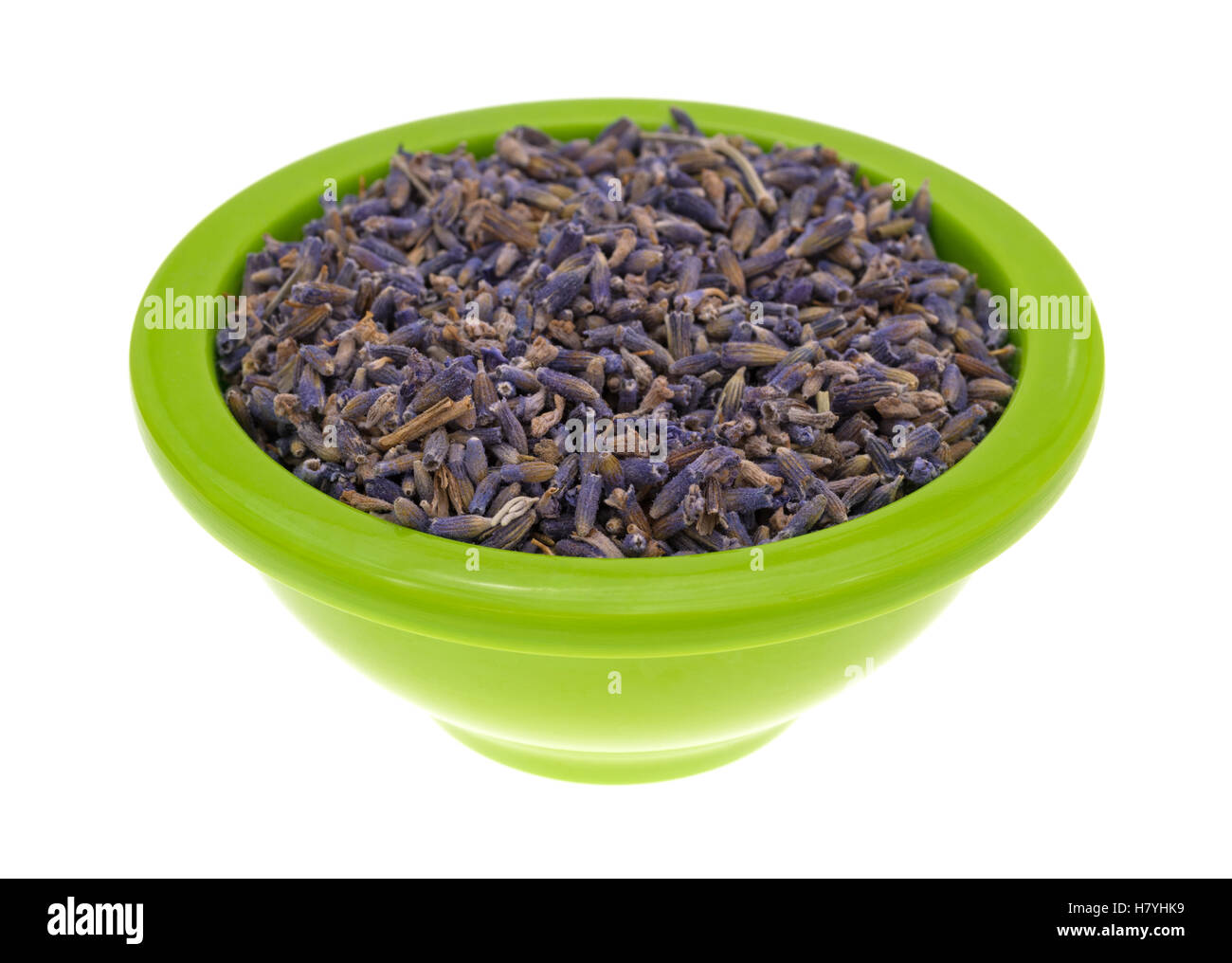 Eine grüne Schale gefüllt mit getrocknetem Lavendel Blüten isoliert auf einem weißen Hintergrund. Stockfoto