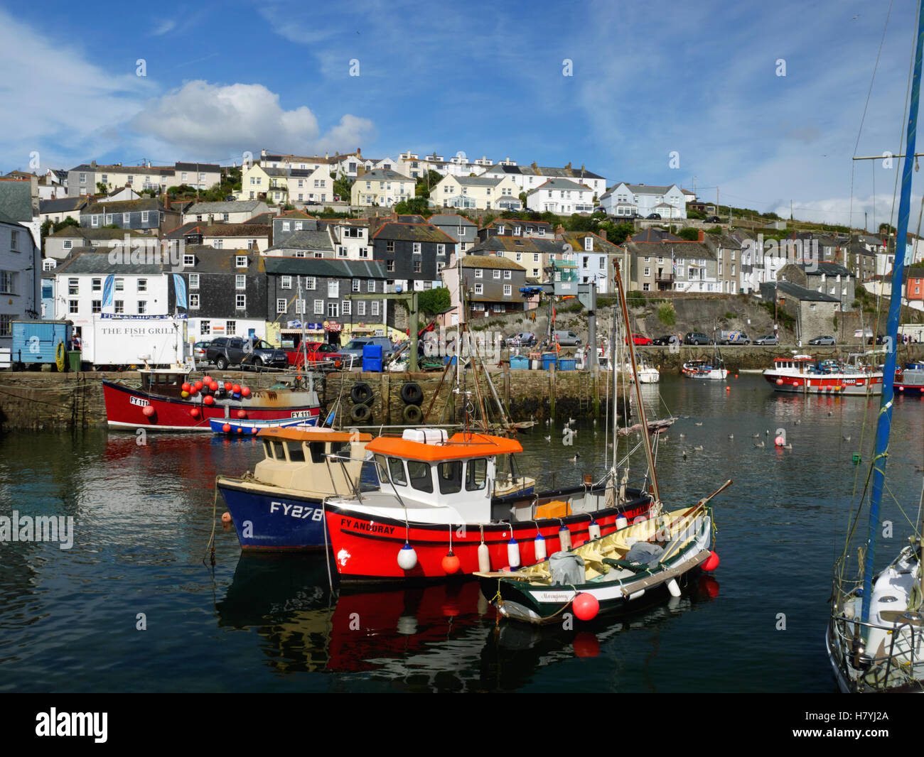 Eine Hafen-Szene mit bunten Booten vertäut am Mevagissey, Cornwall. Stockfoto