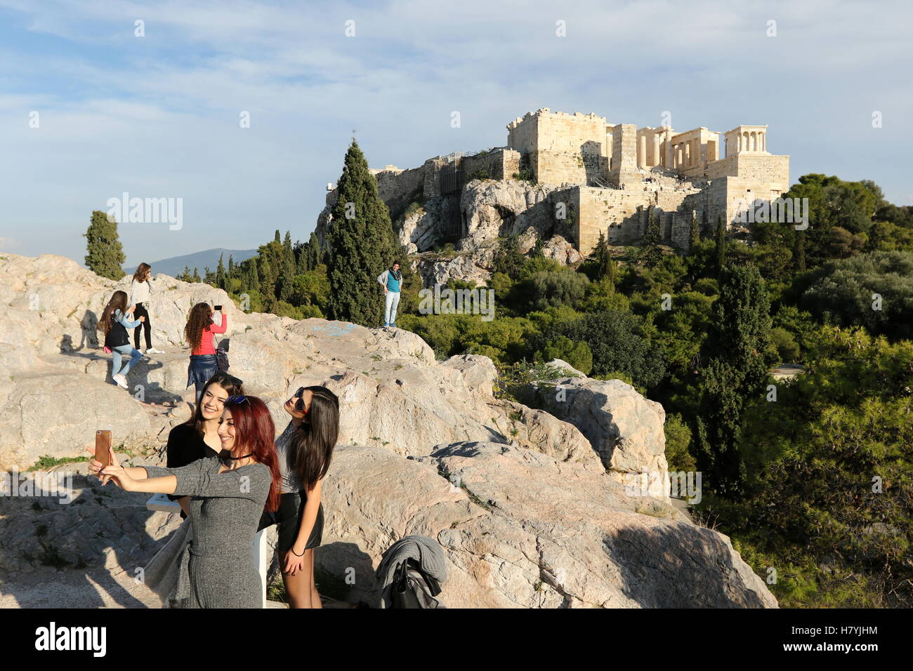 Junge Frauen mit dem Fotografieren von sich selbst am Areopag Hügel, mit Blick auf die Akropolis in Athen Griechenland Stockfoto