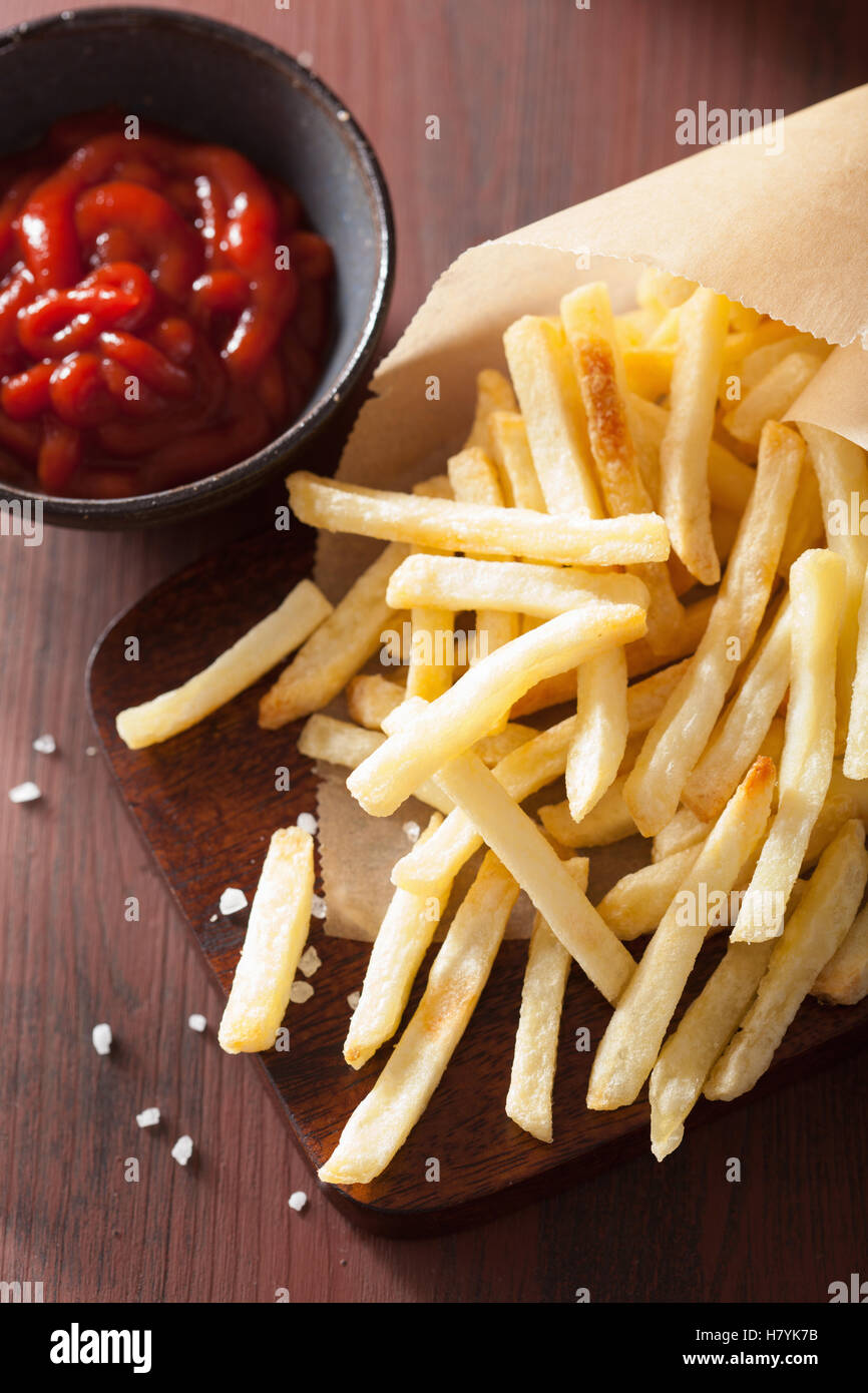 Pommes Frites mit Ketchup über rustikale Hintergrund Stockfoto