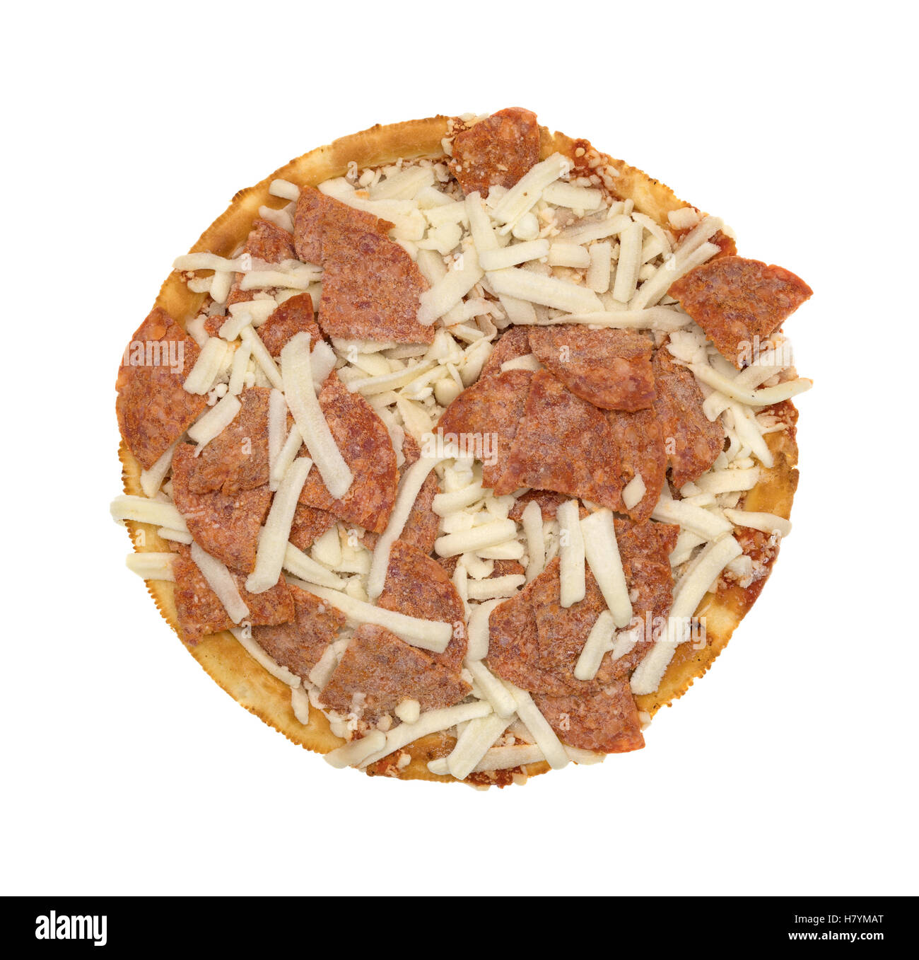 Draufsicht auf eine gefrorene Peperoni-Pizza mit Mozzarella-Käse, die isoliert auf einem weißen Hintergrund. Stockfoto