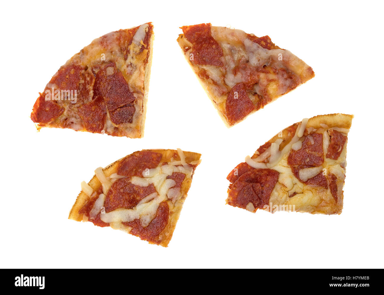Essen aus der Mikrowelle persönliche Größe Peperoni Pizza Scheiben isoliert auf einem weißen Hintergrund. Stockfoto