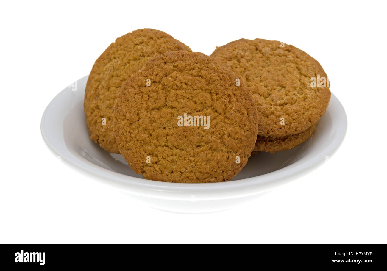 Eine Schüssel mit Käsekuchen gefüllt Kürbis Cookies isoliert auf weißem Hintergrund Stockfoto