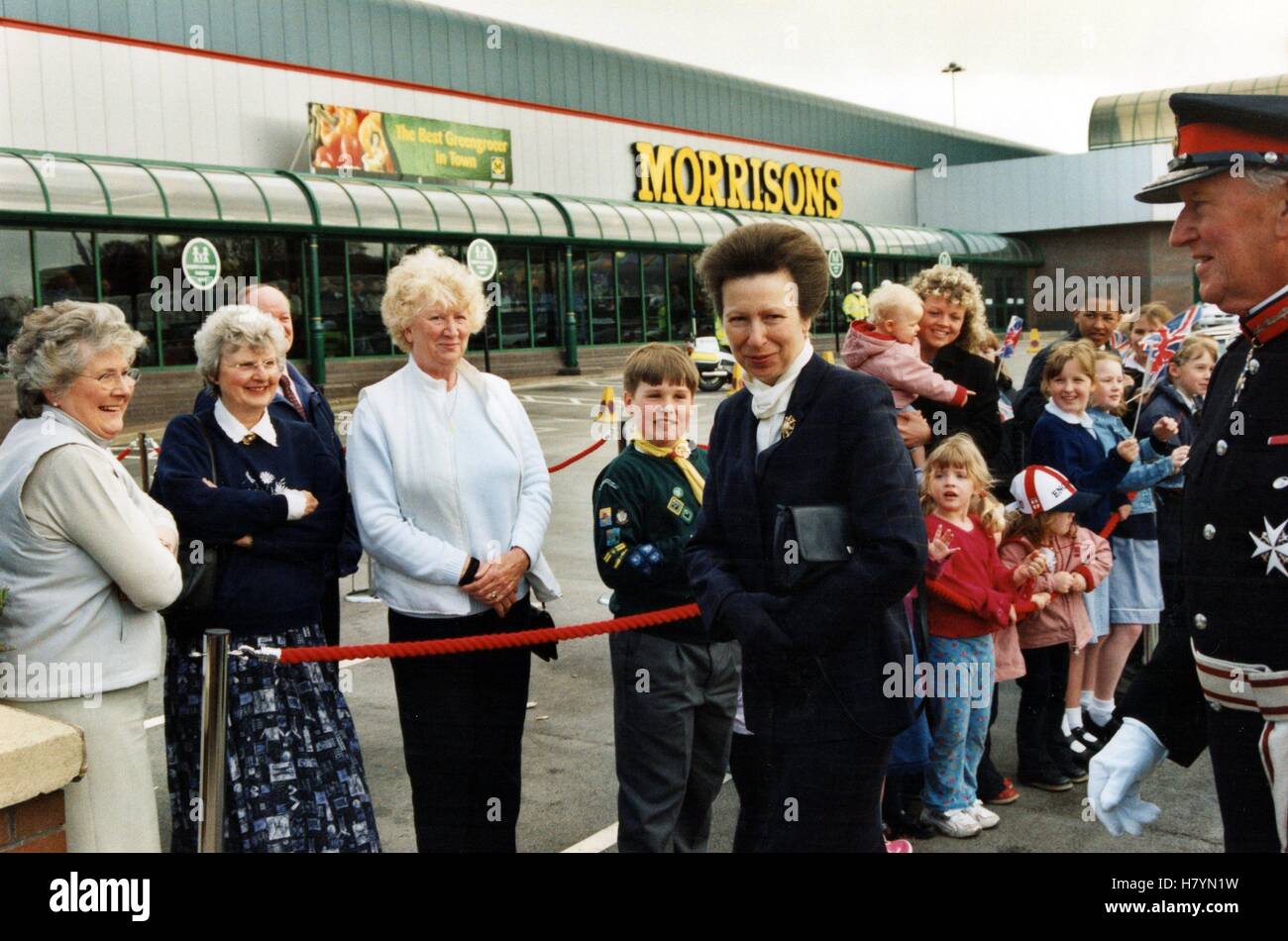 Ihre Königliche Hoheit The Princess Royal besucht Morrisons Supermarkt, fünf Lane endet, Bradford - April 2002 Stockfoto