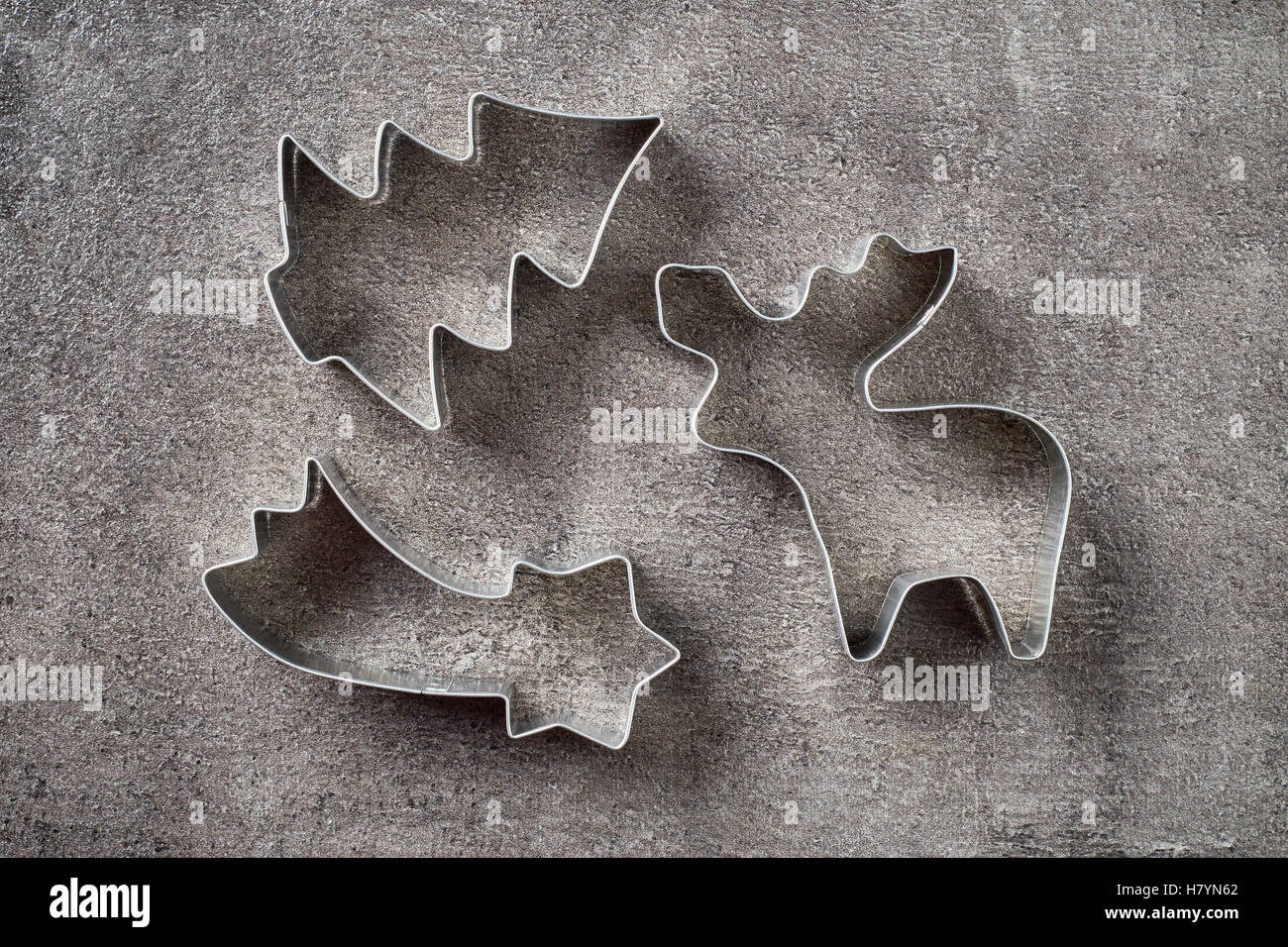 Ausstechformen Weihnachten auf Stein Hintergrund, Ansicht von oben Stockfoto
