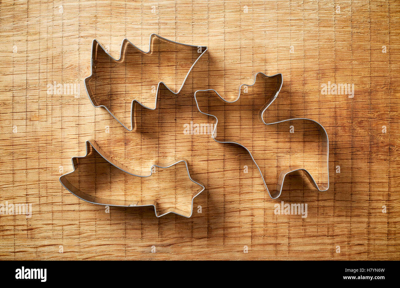 Ausstechformen Weihnachten auf hölzernen Hintergrund, Ansicht von oben Stockfoto