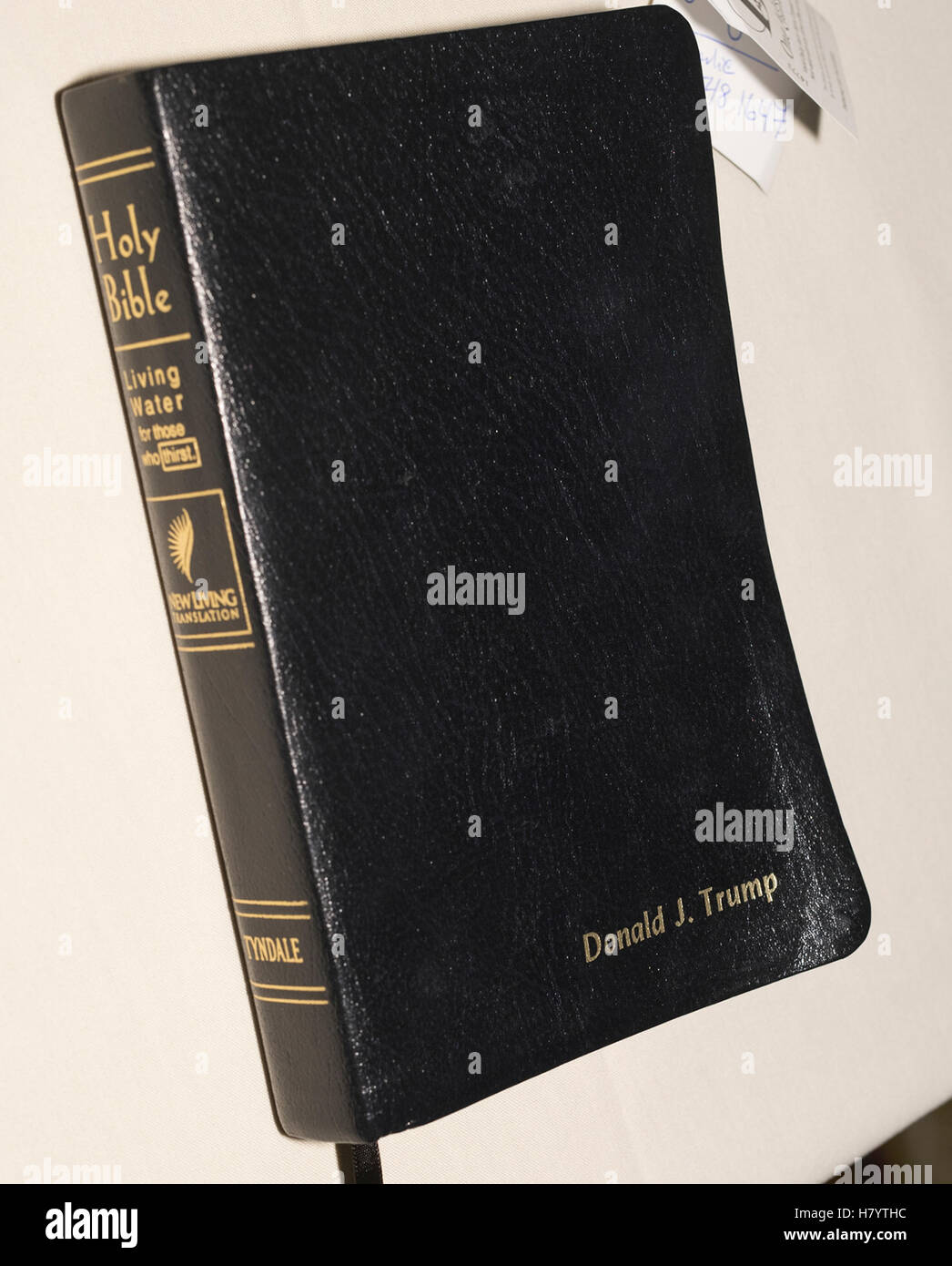 Eine Bibel, beschriftet mit den Namen der U.S. Präsident elect Donald Trump Stockfoto