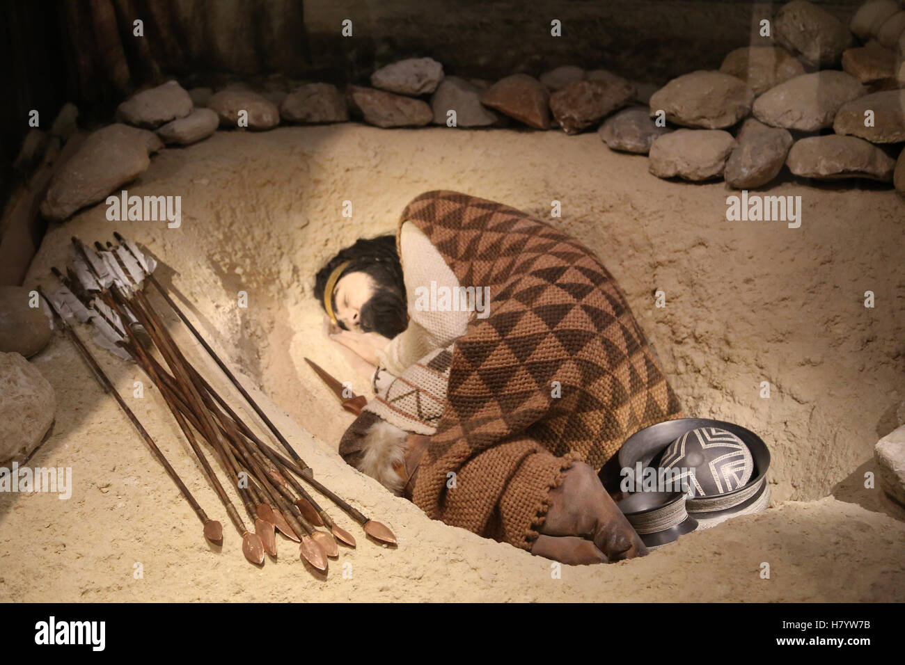 Becher-Kultur. Erholung von einem Becherglas Grab eines jungen Mannes in Fuente Olmedo (Valladolid). Begräbnis mit Grabbeigaben. Stockfoto