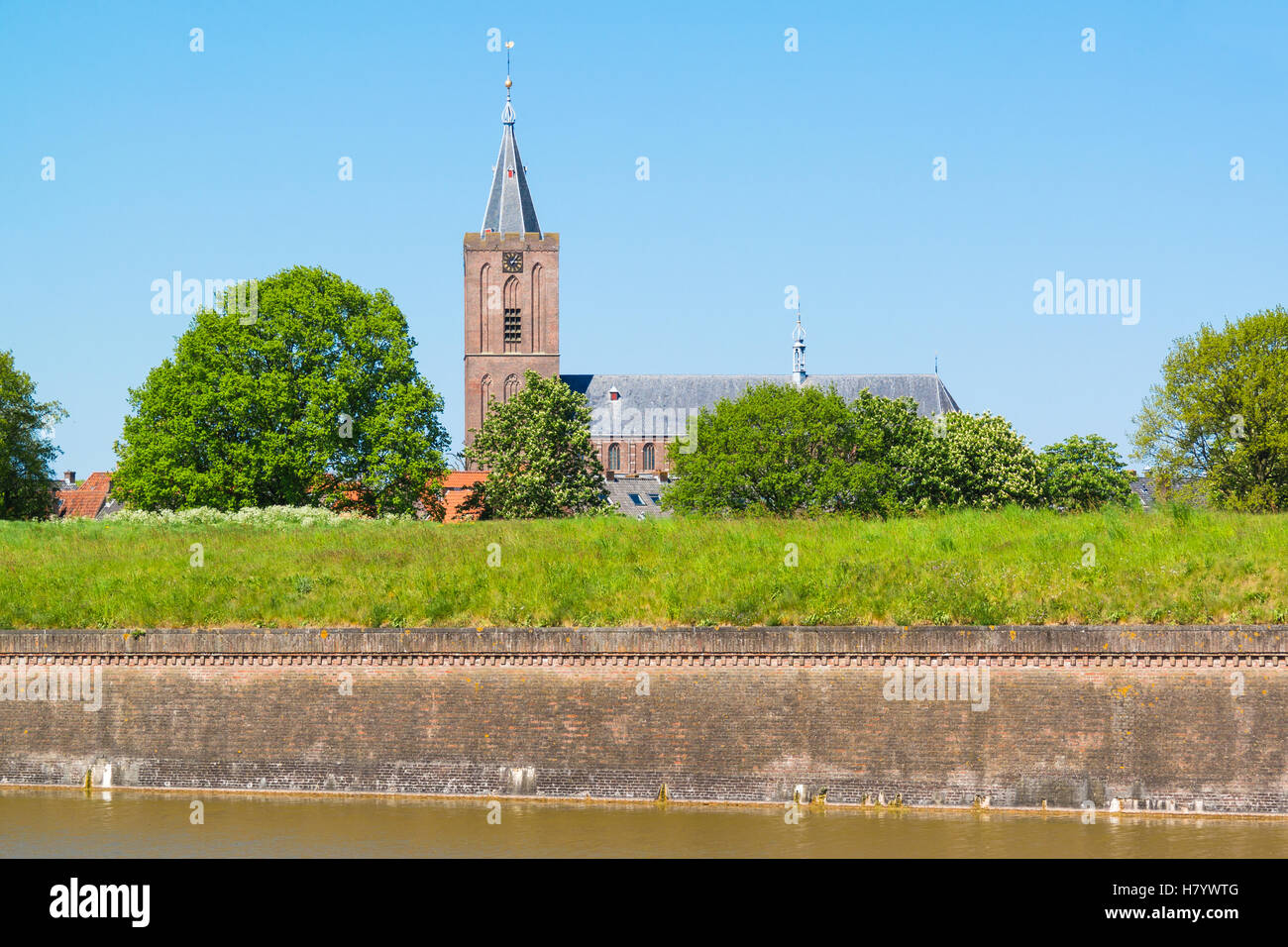 Große Kirche oder Sankt-Veits-Kirche und Wall befestigt der alten Stadt Naarden, Nordholland, Niederlande Stockfoto