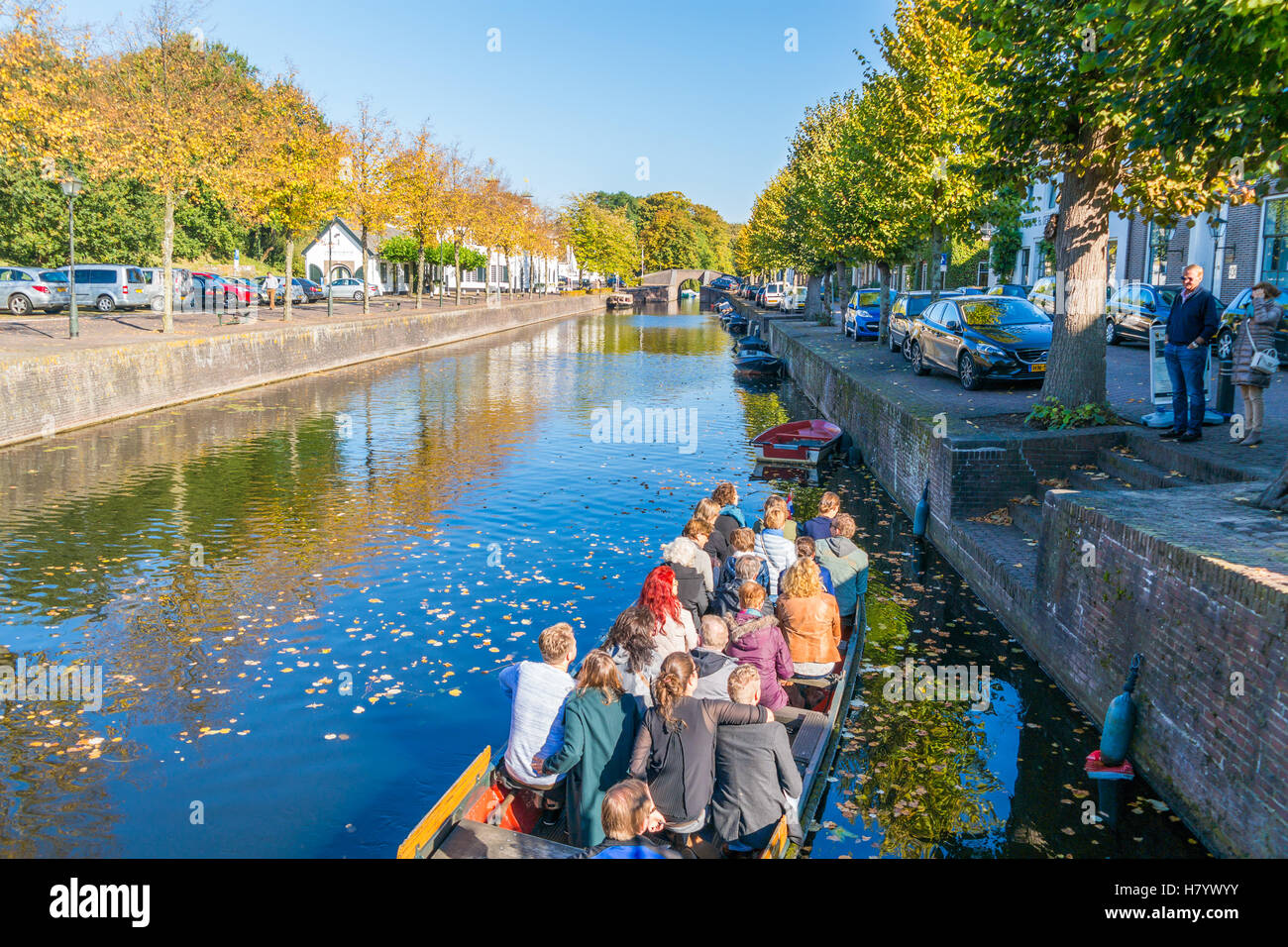 Menschen in touristischen Boot am Kanal in alte befestigte Stadt Naarden, Nordholland, Niederlande Stockfoto