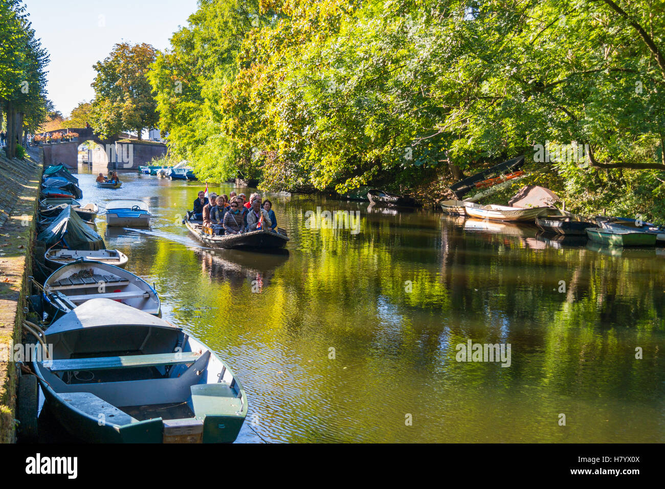 Menschen in touristischen Boot am Kanal im Herbst in alte befestigte Stadt Naarden, Nordholland, Niederlande Stockfoto