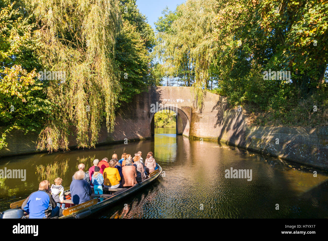Menschen in touristischen Boot am Kanal im Herbst in alte Stadt Naarden, Nordholland, Niederlande Stockfoto