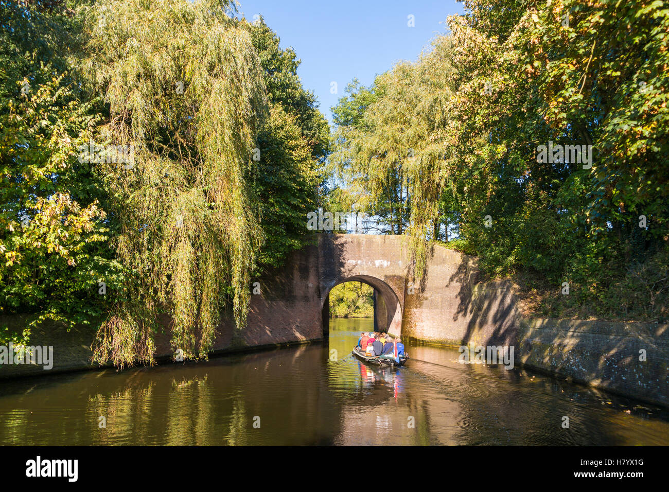 Brücke und Menschen auf der Bootstour am Kanal im Herbst in alte Stadt Naarden, Nordholland, Niederlande Stockfoto
