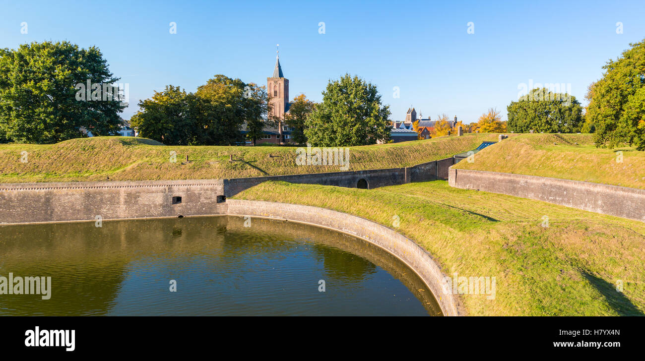 Panorama der großen Kirche und Wall mit Bastei Promers in alte befestigte Stadt Naarden, Nordholland, Niederlande Stockfoto