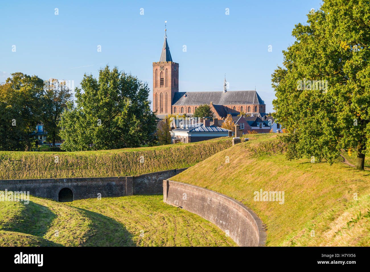 Große Kirche und Wall mit Bastei Promers in alte befestigte Stadt Naarden, Nordholland, Niederlande Stockfoto