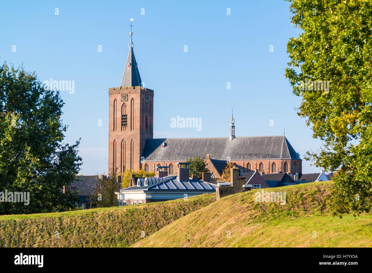 Große Kirche und Wall in alte befestigte Stadt Naarden, Nordholland, Niederlande Stockfoto