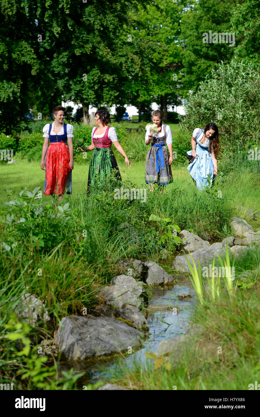 Junge Frauen, Dirndl, Herbal Adventure Park, Bad Heilbrunn, Loisachtal, Upper Bavaria, Bavaria, Germany Stockfoto